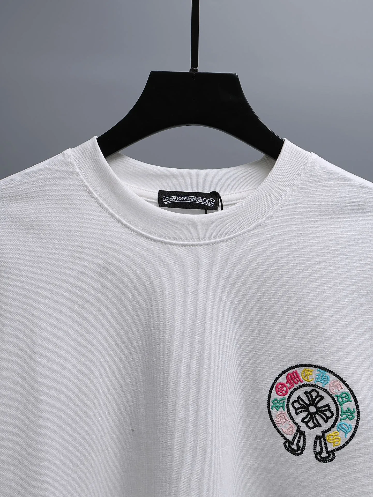 P170 Chrome Hearts* 2꯭0꯭2꯭6 new spring and summer style ❤️ Original ⌚️ high version Chrome Hearts The fabric is made of 280 grams of high-density pure cotton. It does not deform or shrink. Process introduction: double thread movement on the chest. The back panel uses overlapping embroidery🪡 process➕the back panel towel rope embroidery process. Color: White SIZE: S-XXL